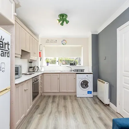 Cosy 2-bedroom Near Airport *