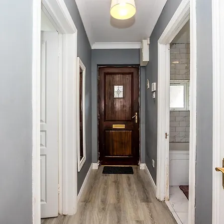 Cosy 2-bedroom Near Airport *