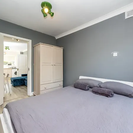 Cosy 2-bedroom Near Airport Apartmán