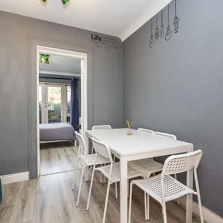 Cosy 2-bedroom Near Airport Apartmán *