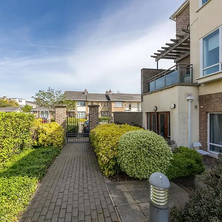 Cosy 2-bedroom Near Airport *