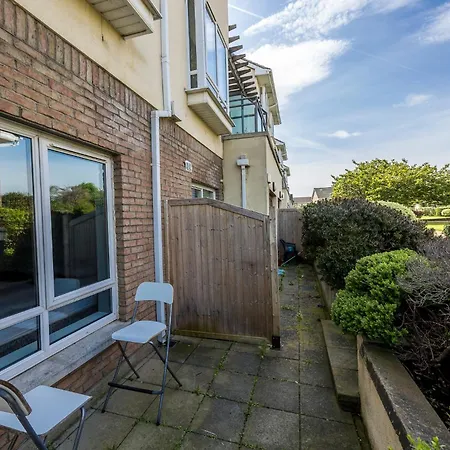 Cosy 2-bedroom Near Airport Apartmán