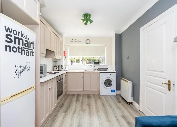 Cosy 2-bedroom Near Airport *