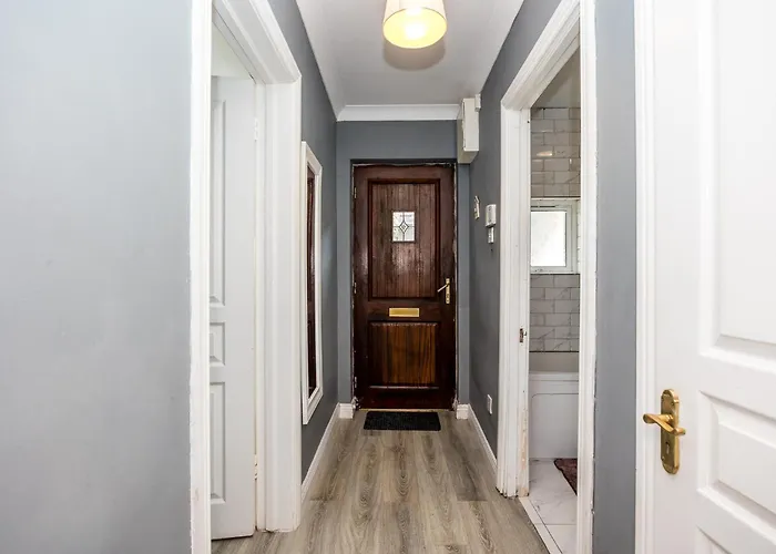 Cosy 2-bedroom Near Airport *