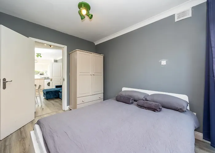 Cosy 2-bedroom Near Airport Apartamento