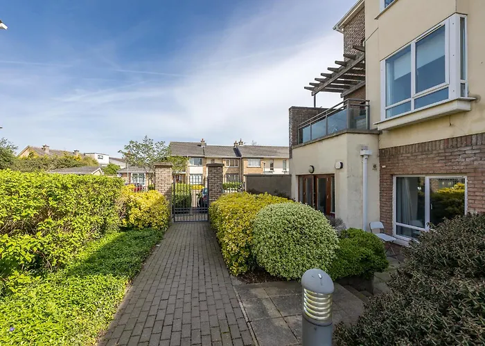 Cosy 2-bedroom Near Airport *
