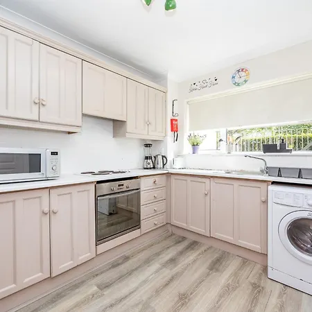 Apartment Cosy 2-bedroom Near Airport *
